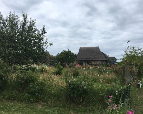 Die Häuser fügen sich meist sehr gut in die Umgebung ein - sie ducken sich regelrecht, um den Stürmen trotzen zu können.