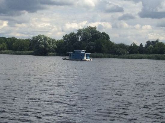 Diese Hausboote kann man chartern und die fahren hier überall rum