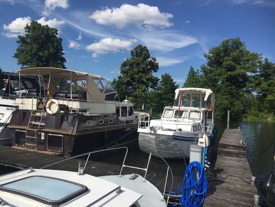In der Marina Schoners Wehr liegen neben uns grosse Boote, die verchartert werden