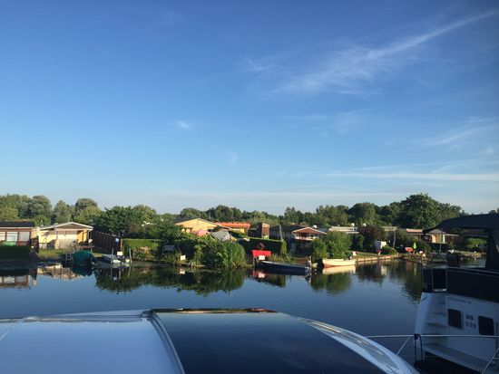 Gegenüber die Schrebergärten mit Boot