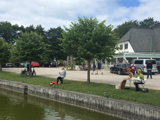 Teilnehmer von „Artist travel“ beim Malen in Althagen am Hafen