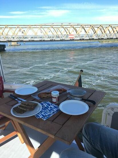 Essen an der Brücke