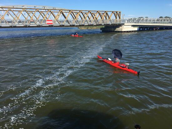 Wenn man einen Schirm dabei hat, braucht man nicht paddeln (vorausgesetzt man will dahin, wohin der Wind weht)