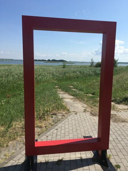 Blick auf den Zingster Strom . Der Rahmen ist ein Teil des Fotokunstpfads Zingst (11 Kunstwerke), der Natur, Kunst und die Leidenschaft zur Fotografie zu einem Gesamterlebnis machen sollt. Würde sagen : es gelingt !
