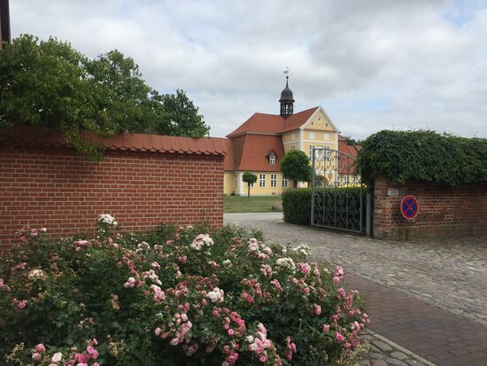 1722 schenkte das schwedische Königshaus, das nach dem 30 jährigen Krieg  Eigner der Ruinen des Fürstenhofs ( 1316) war das Gelände der schwedisch-pommerschen Ritterschaft. Diese ließ dort ein Stift für unverheiratete Töchter aus adligem Hause bauen. Erst 1975 wurde das Stift aufgelöst und bietet heute älteren Menschen Platz für betreutes Wohnen.