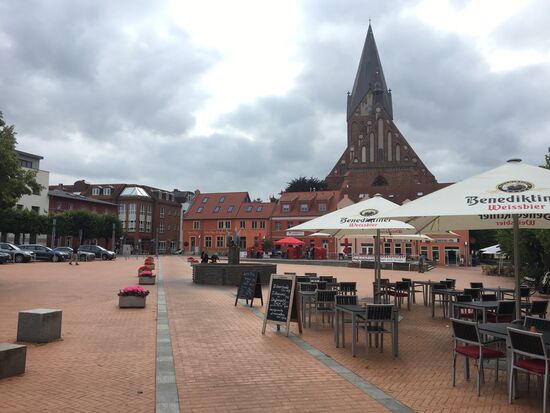 Der große Marktplatz ... recht unbelebt
