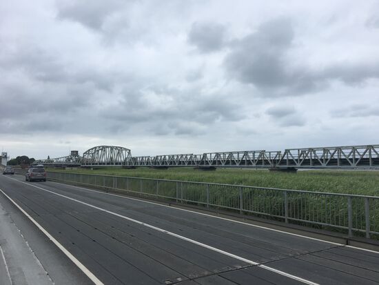Die Meiningen Brücke., 4 x am Tag wird der Straßenteil der Brücke hochgeklappt und der Schienenteil weggedreht, um die Boote aus dem Saaler Bodden in den Zingster Strom und umgekehrt passieren zu lassen.
