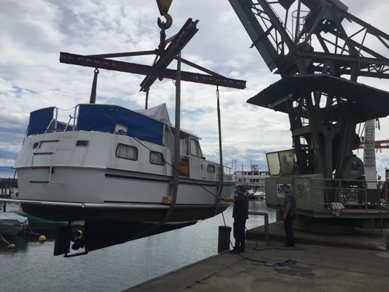 Mein Boot endlich am Kran in Friedrichshafen