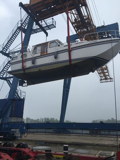 Am Containerkran hängt das Schiff viel sicherer...