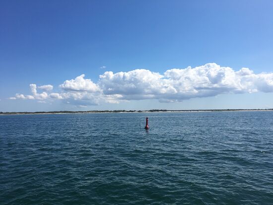 Wunderschön: Meer, weisser Strand, grünes Land, blauer Himmel, weisse Wolken