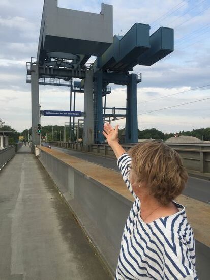 Der Rügendamm (1,8 km) würde 1936 eingeweiht und verbindet Stralsund mit der Insel Rügen. Bis dahin waren Schiffe die einzige Verbindung zwischen dem Festland und der Insel. Der Mittelteil der Brücke wird mehrmals am Tag hochgeklappt, damit Segelschiffe durchfahren können.