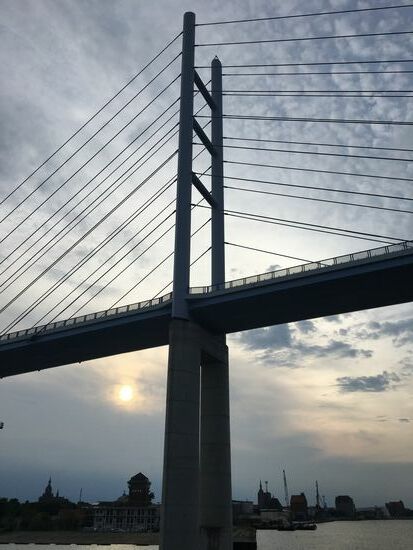 Die Rügenbrücke überspannt seit 2007 den Strelasund über 4,1 kms (125 Mio €)