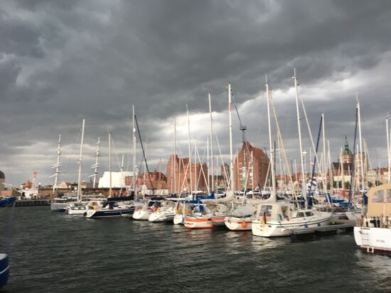 Der Wind pfeift durch den Hafen