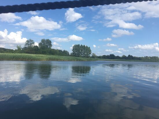 Blick aus dem Heckfenster am neuen Liegeplatz