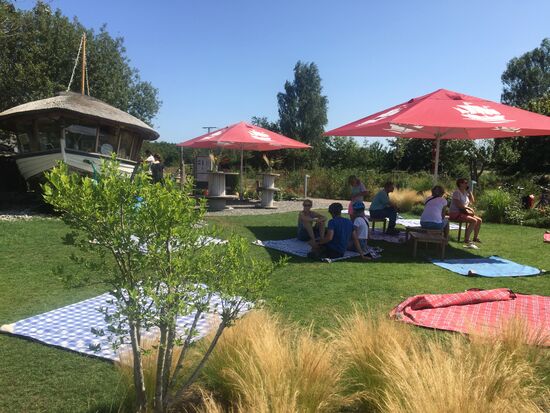 Fischbudenpicknickplatz am Hafen