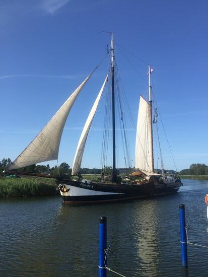 Immer wieder kommen Schiffe vorbei