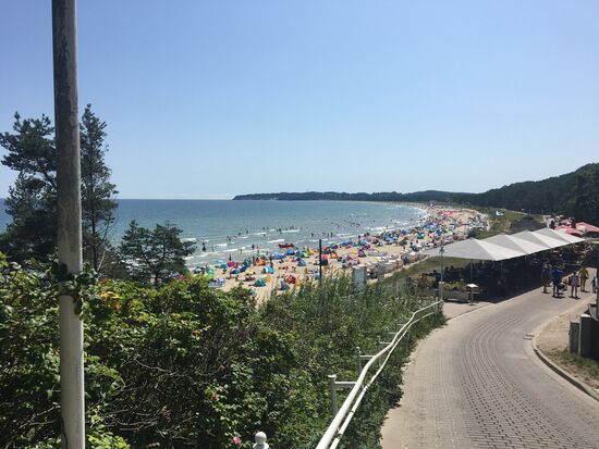 Blick vom Berg zum Strand