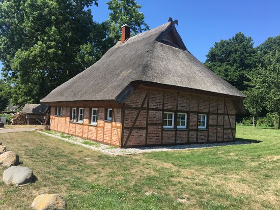 Das Verräterhaus. Der Legende nach hat ein Groß Stresower Bürger im schwedisch besetzten Rügen der Flotte des Preußenkönigs mit einem Bettlaken auf dem Dach des Hauses geholfen , den Weg durch den Rügischen Bodden zu finden