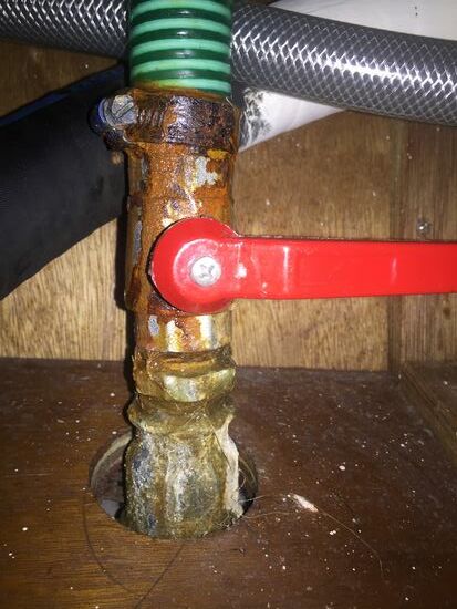 Vollgesabberter undichter Schlauchanschluss