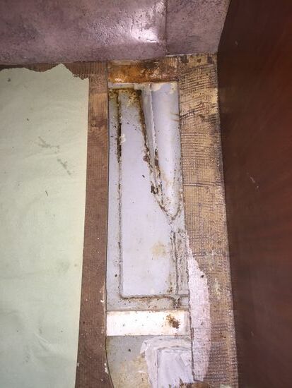 Heckbilge durch die neue Öffnung gesehen schon trockengelegt