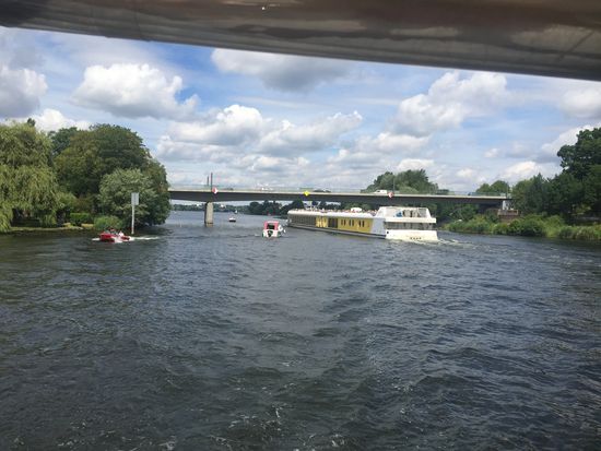 Komischer Dampfer, scheint ne Kaffeefahr zu sein, drinnen lauter Runde Tische...
