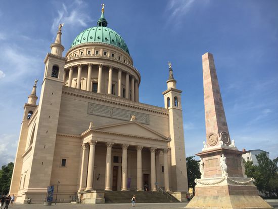Die Nikolaikirche mit Obelisk