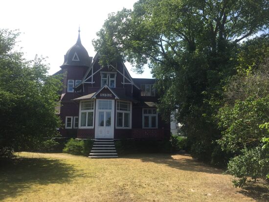 Die hölzerne Villa ‚Undine‘ eins der sechs erhaltenen ‚Wolgasthäuser‘, den ersten Fertighäusern in Deutschland, erbaut 1885