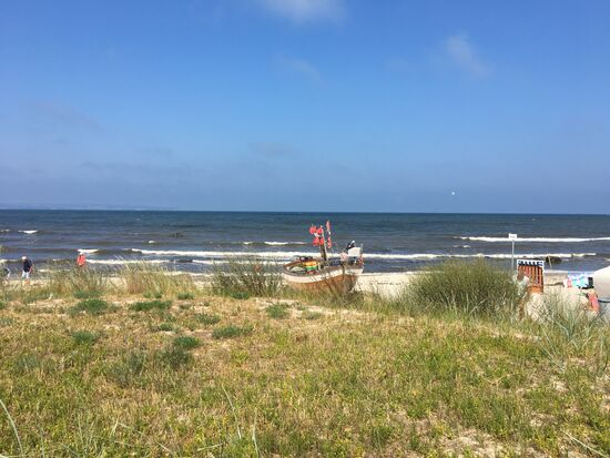 Das Fischerboot vor der Fischerstube ‚Kuse‘. Jürgen Kuse ist der letzte Fahrensmann seiner Zunft in Binz, der noch jeden Tag rausfährt und auch seinen Fang selbst räuchert .... allerdings mit einem anderen Boot.