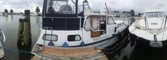 Hier ein Panoramafoto  von unserem schrägen Liegeplatz: Heck am Stegende und Bug links vom Dalben