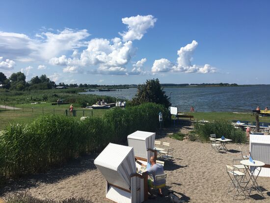 Strandkörbe gehören auch zum Selbstbedienungsrestaurant