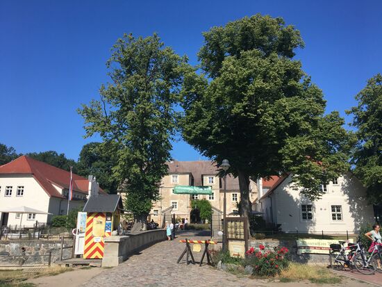 Die Brücke ins Wasserschloss Mellenthin