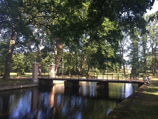 Brücke auf der anderen Seite über den Wassergraben