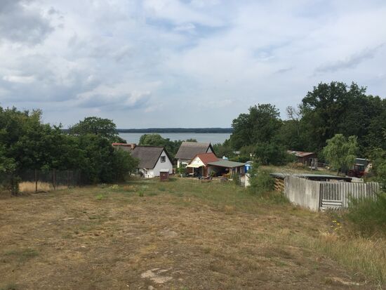 Unten der Hofladen, ganz hinten der See (bin extra auf den Berg gestiegen)