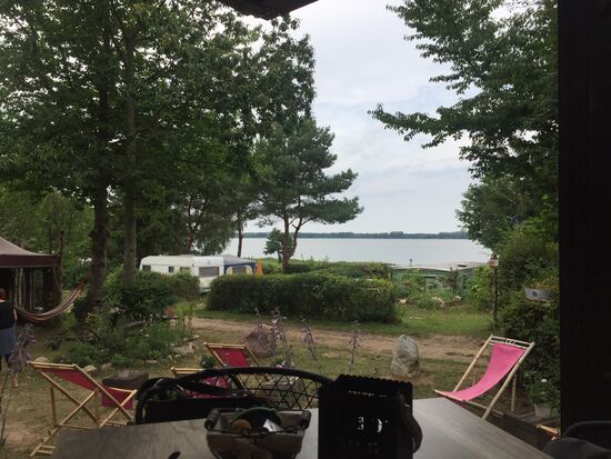Blick aus dem Restaurant des chilligen Campingplatzes