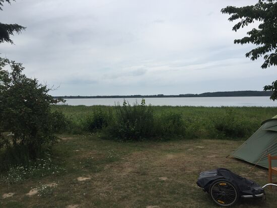 Super Plätze mit Blick auf den See, sogar für Zelte