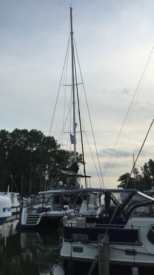 Zurück im Hafen liegt da ein Mammut-Katamaran mit lärmenden Leuten, haben die aber mit geschlossenen Fenstern und Türen nicht mehr gehört