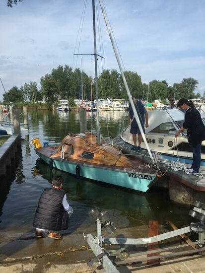 Frühsport: Boot beim slippen mit dem Mast im Baum hängengeblieben und vom Trailer gerutscht - wir haben es dann gemeinsam ins Wasser geschoben