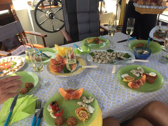 Geburtstagsbuffet an Bord der Adebar