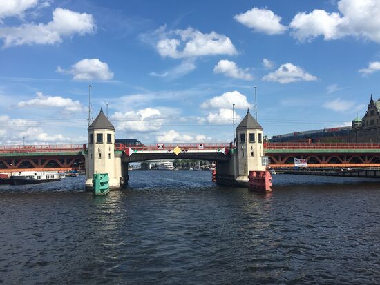 Brücke 1 ... ob wir da durchkommen ?