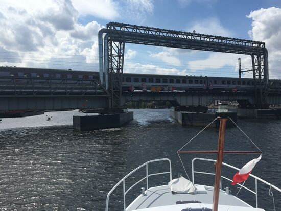 Brücke 2 - sieht nun gar nicht so aus, als würden wir drunter durch passen, ist aber angeblich höher als die erste...(das liegt aber auch an dem dunklen Wald dahinter, so niedrig ist sie nicht)