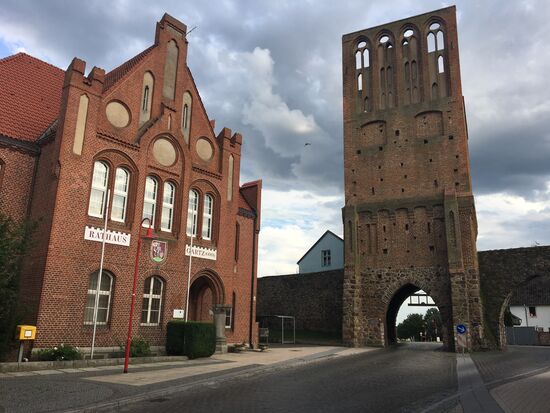 Stettiner Tor mit Rathaus (von der anderen Seite)