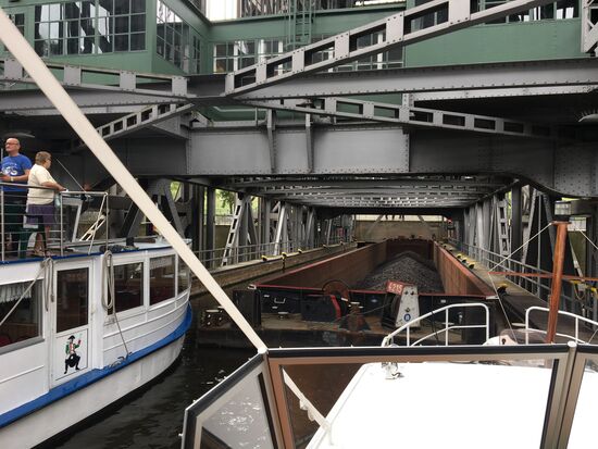 Mit halbem Schubverband und Ausflugsdampfer im Trog des Hebewerks