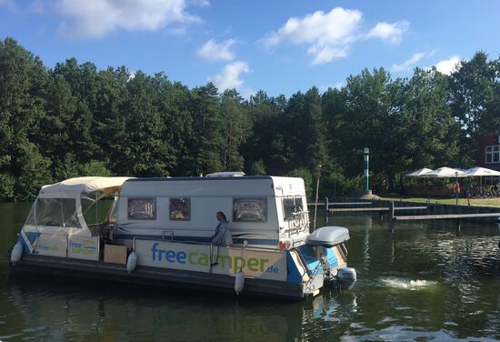 So kann man mit dem eigenen Wohnanhänger auch Urlaub auf dem Wasser machen