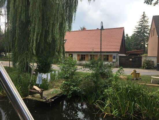 Hier wohnen die Alternativen, mit Waschzuber, Körnermühle und Janoschfigur