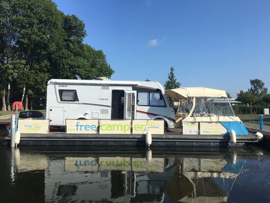 So kann man mit dem eigenen Wohnmobil auf dem Wasser Urlaub machen