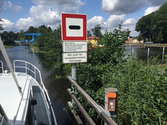 Wartestelle an der Klappbrücke, rechts der Stadthafen