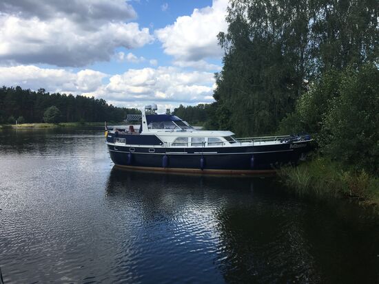 Holländer äfhrt einfach ins Ufer zum Warten