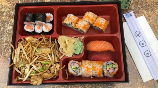 Bentobox mit gebratenen Nudeln mit Hühnerfleich