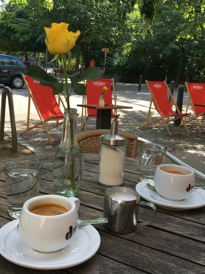 ...und Kaffee trinken am Kollwitzplatz