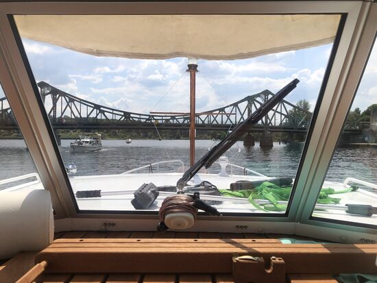 Glienicker Brücke unter dem Sonnendach durch die Windschutzscheibe...
